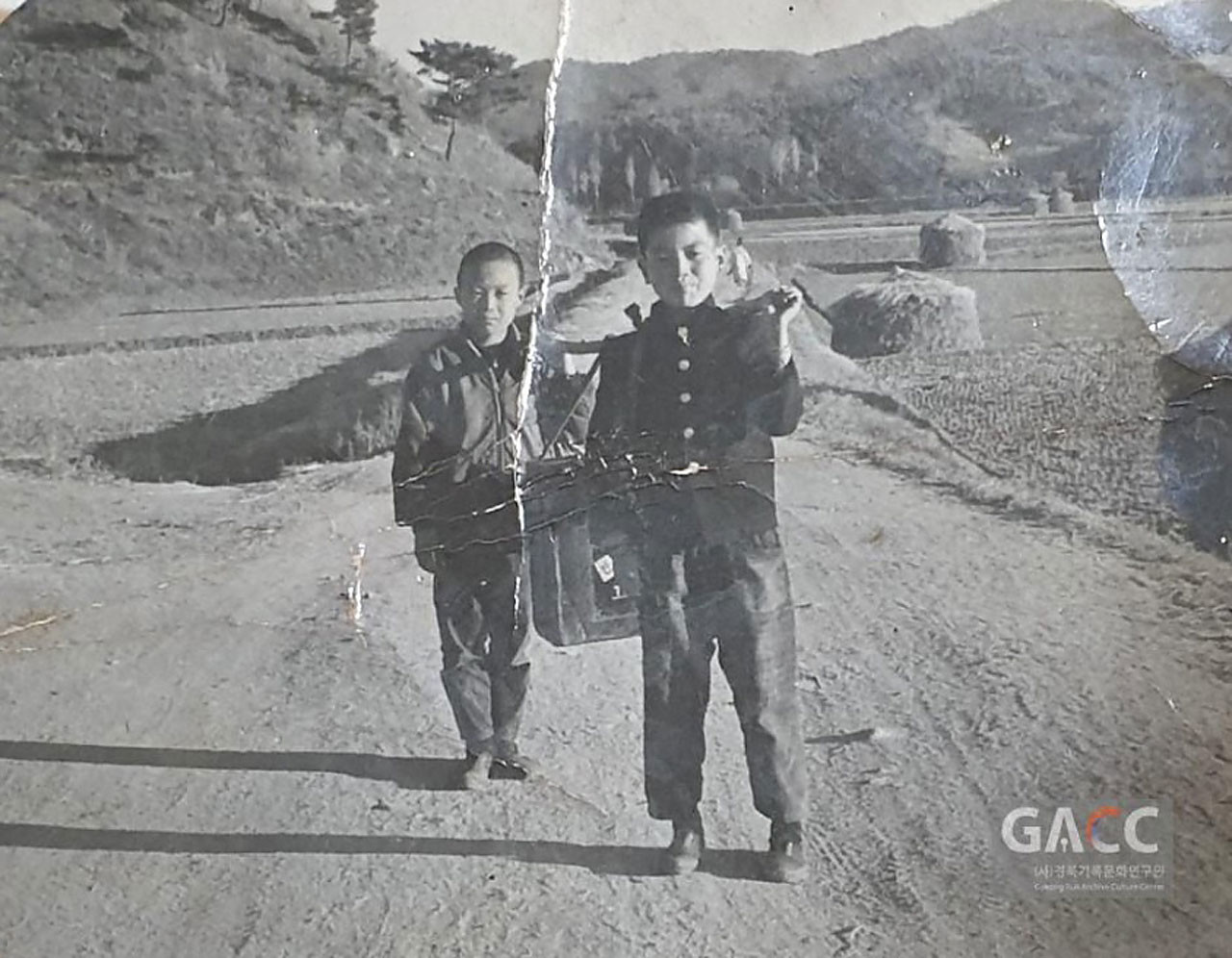 ▲동상: 금병철/ 1967년 책가방은 이렇게 메어야 합니다.