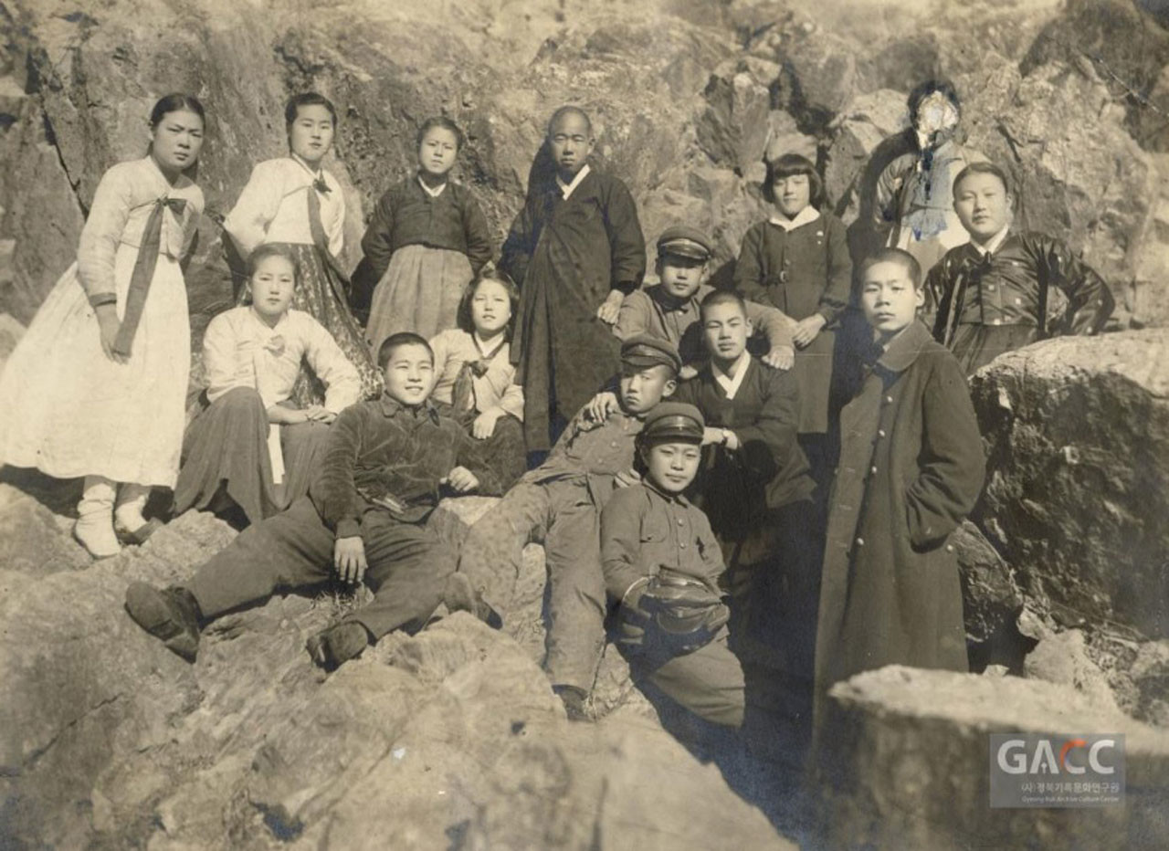 ▲ 금상: 권대훈/ 1930년대 후반 가일마을 사람들.