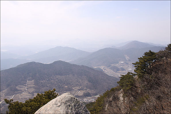 ▲학가산 정상에서 보는 또 다른 방향의 안동과 예천의 경계지역이다. 학가산에서 시작된 안동과 예천의 경계가 멀리 보이는 보문산까지 이어진다. 보문산 정상 능선이 안동과 예천의 경계지역인 것이다.