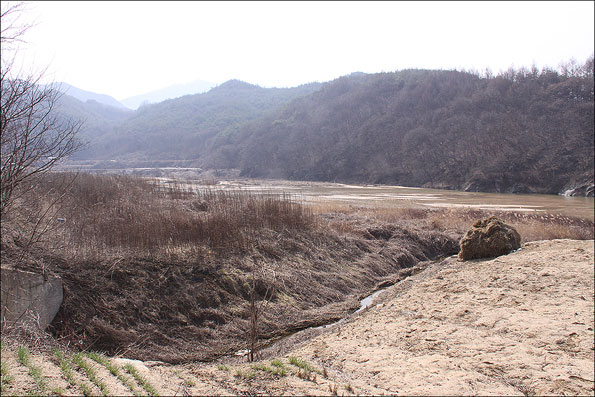 ▲안동, 영주, 예천의 경계지역이다. 사진 아래 보이는 작은 실개천이 영주와 예천의 경계이고, 사진 왼쪽에 보이는 산의 골이 안동과 예천의 경계라고 지역 주민들이 말해주었다.