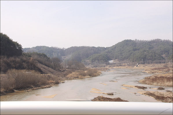 ▲안동과 영주의 경계지역인 내성천. 석탑교 밑으로 유유히 흘러가고 있는데 이 석탑교를 건너면 영주땅이다. 사진에서 보이는 내성천 앞 작은 산은 예천 땅이다.