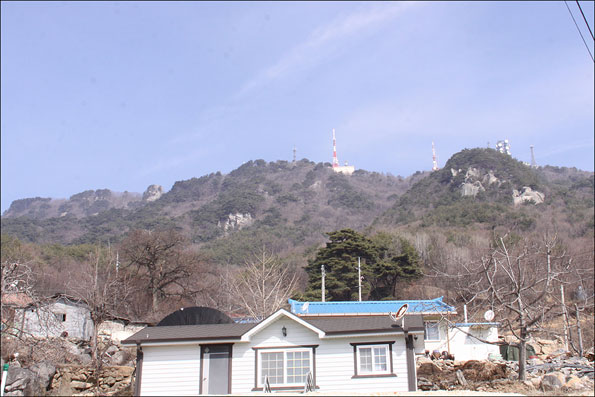 ▲천주마을에서 본 학가산의 모습이다. 사진 왼쪽 학가산이 안동과 예천의 경계지역이다.