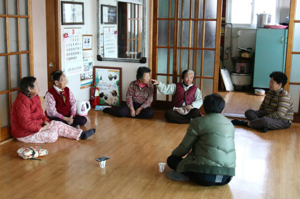 ▲예천 본리마을회관 마을 어르신들이 취재에 응해주며 옛날이야기를 들려주고 있다.