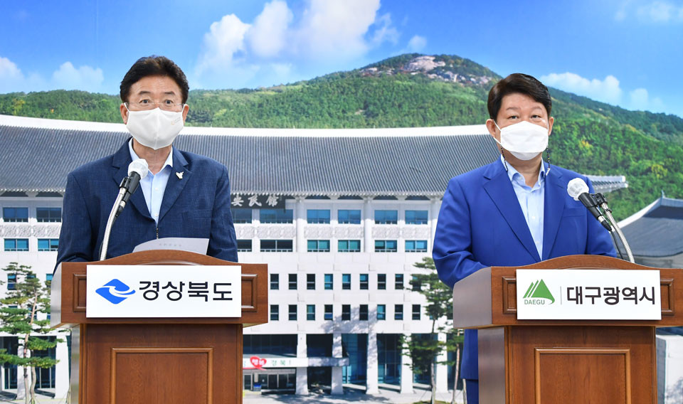 ▲이철우 경북도지사(좌)와 권영진 대구시장이 공동합의문을 발표했다.