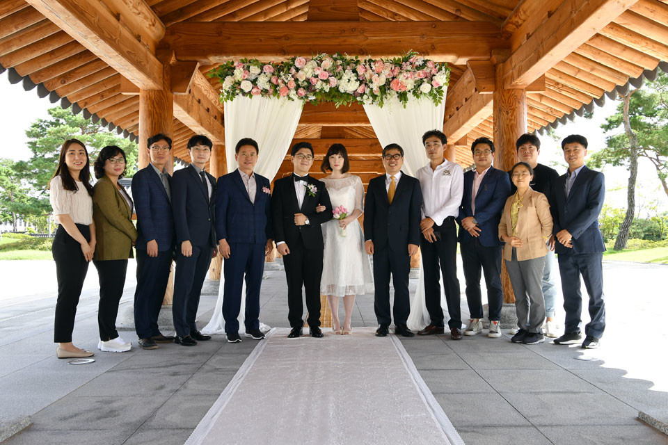 ▲경상북도가 코로나19로 결혼식이 취소되거나 연기돼 정신적․경제적 피해를 입은 예비부부에게 희망을 주고 경제적 부담을 덜어주기 위해 기획한 ‘둘만의 낭만 결혼식’ 1호 부부가 탄생했다.