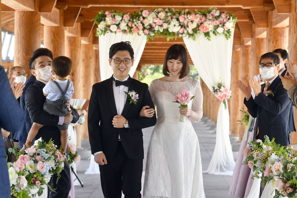 ▲ ‘둘만의 낭만 결혼식’ 1호가 된 김수빈(30), 홍지혜(32) 부부.