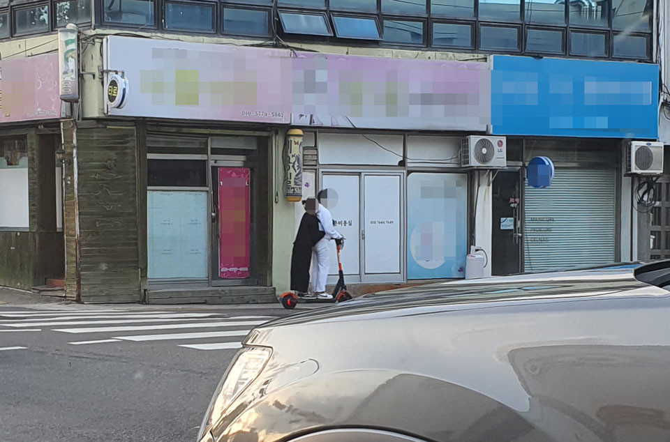 ▲시민들이 영업용 전동퀵보드를 이용하면서 안전모를 쓰지 않고 두 명이 탑승하는 등 안전사고에 노출되고 있다. (사진 쿠키뉴스 권기웅 기자제공)