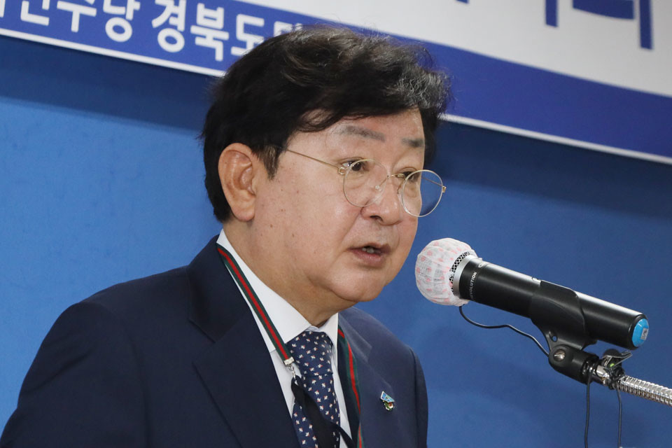 ▲무소속의 권영세 안동시장이 기자회견에서 더불어민주당 입당을 공식 선언하고 입장을 밝혔다.