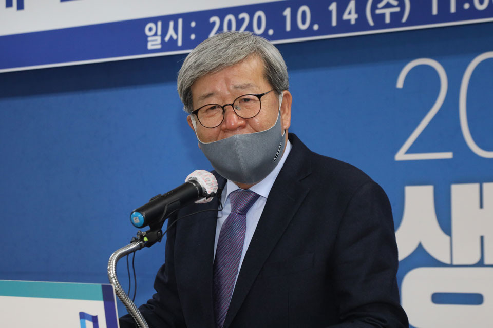 ▲장세호 민주당경북도당위원장이 환영사를 통해 “권영세 안동시장이 얼마나 고심이 많았을지 짐작이 된다”며 “한국형 뉴딜에 발맞추어 경북도당에서 ‘가칭)더불어민주당 경북도당 K-뉴딜 기획단’을 구성하고자 한다”며 권 시장의 주도적으로 역할을 제안했다.