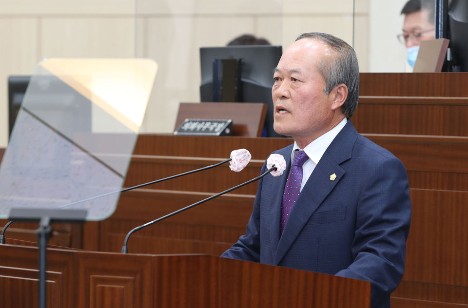 ▲안동시의회 김백현 의원이 5분발언을 통해 대구경북행정통합에 대한 입장을 밝혔다.