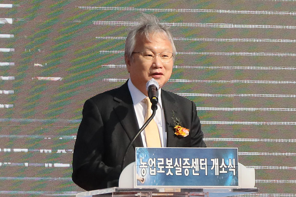 ▲여준구 한국로봇융합연구원장이 기념사에서 농업로봇의 산업화에 필요한 신뢰성 확보와 현장 활용성 증진을 위한 센터가 문을 열게 됐다고 말했다.