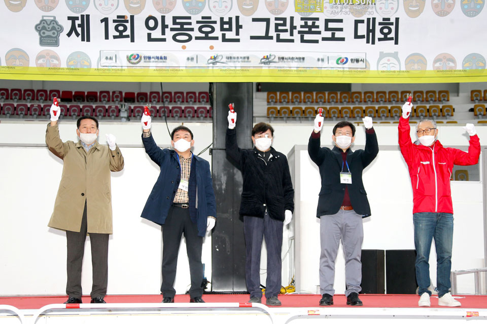 ▲출발에 앞서 권영세 안동시장, 김형동 국회의원, 김호석 안동시의회 의장 등이 제1회 대회를 축하하며 참가자들에게 응원의 메시지를 전했다.