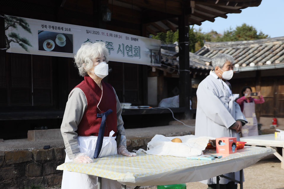 ▲송화주 기능보유자인 김영한 씨와 정재 류치명(柳致明·1777~1861)선생의 6대손인 류성호 종손이 인사말을 전했다.