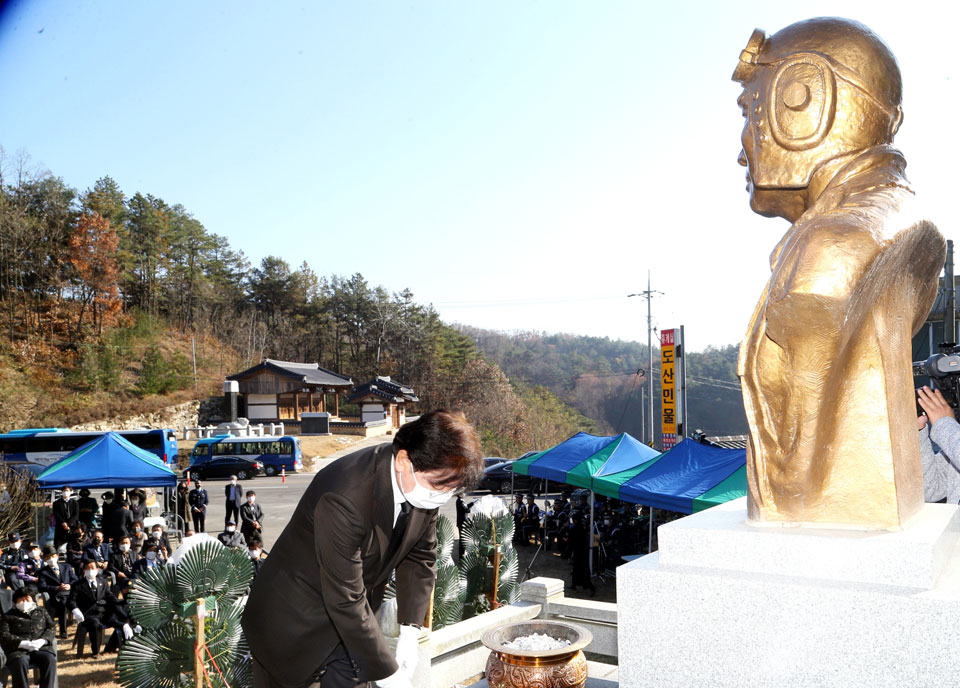 ▲권영세 안동시장이 헌화했다.