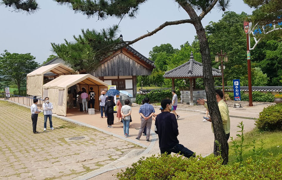 ▲하회마을에 설치된 비대면 방역게이트.