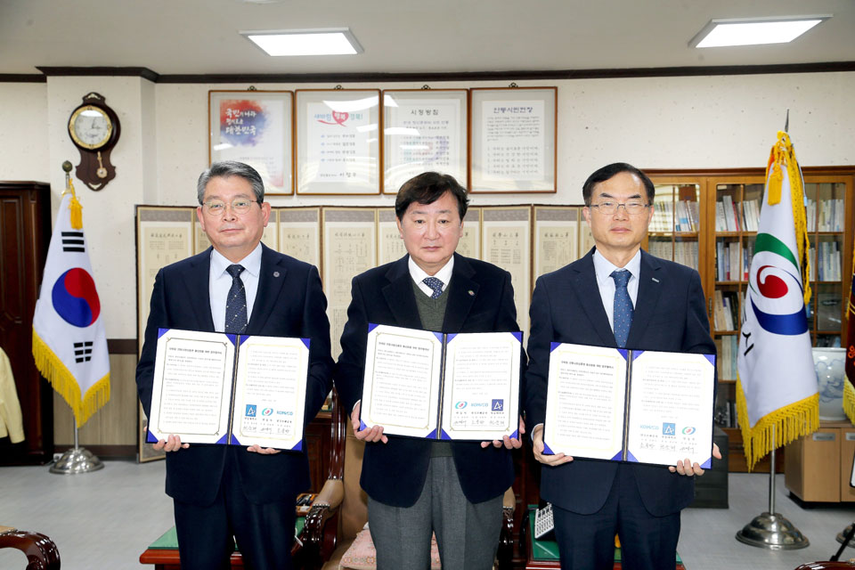 ▲모바일 안동사랑 상품권 활성화를 위해 업무협약을 한 (좌에서) 권순태 안동대학교 총장과 권영세 안동시장, 조용만 한국조폐공사장.