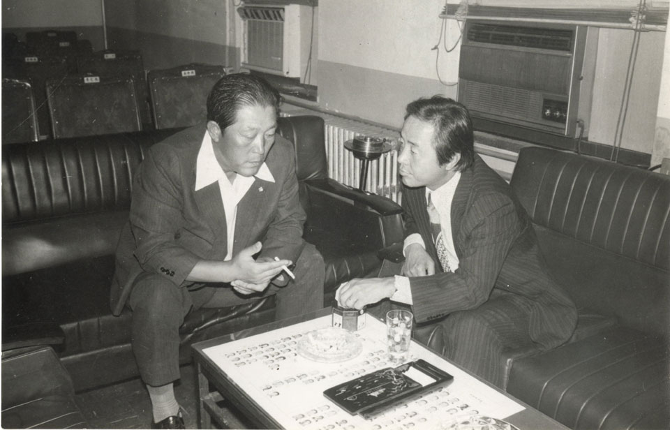 ▲제8대 국회 당시 박해충 의원과 김영삼 의원(오른쪽)이 좌담을 나누고 있는 모습.