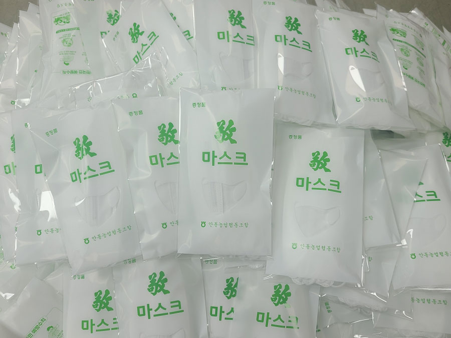 ▲안동농협 직원들이 직접 제작한 '경' 마스크.