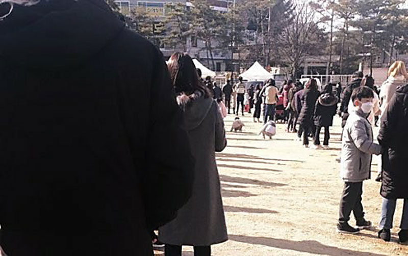 ▲안동시보건소 선별진료소에 검사대기자 행렬이 길게 늘어져 있다.