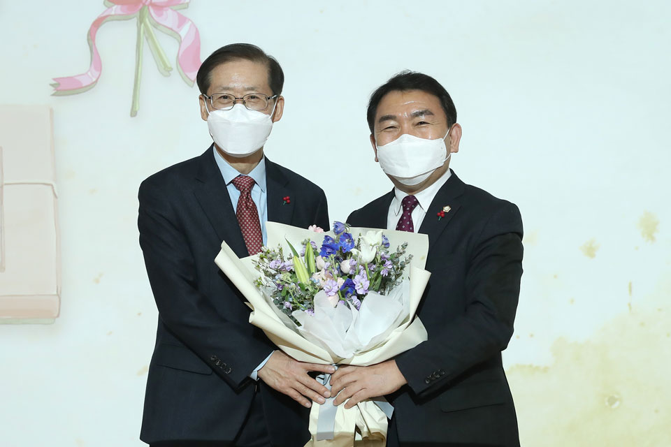 ▲퇴임하는 한국국학진흥원 조현재 원장(좌)에게 안동시의회 김호석 의장이 꽃다발을 증정했다.