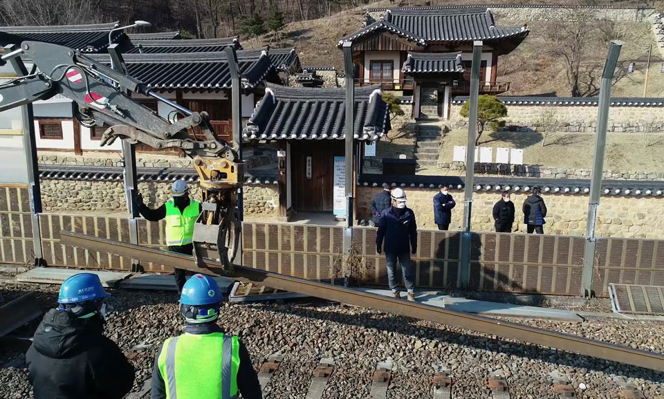 ▲지난 1월 30일 임청각 앞을 지나는 레일을 철거하는 장면.