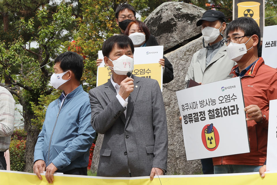 ▲일본이 인류의 공존을 위협하고 있다며 행사 취지를 설명하는 안동환경운동연합 김수동 대표