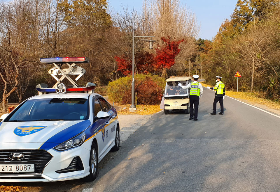 ▲안동경찰서 경찰이 전동차를 운전하는 운전자의 무면허와 음주 여부를 단속하는 장면.