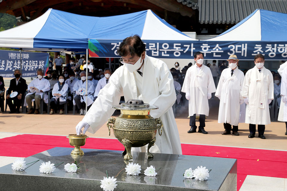 ▲권영세 안동시장이 헌충일을 맞아 헌화하고 있다.