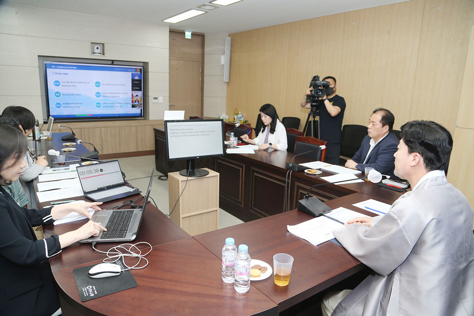 ▲안동시가 지난 16일 온라인 영상회의로 열린 세계역사도시연맹 이사회에서 오는 2022년 세계 66개국 121개 역사도시가 참가해 열리는 제18회 세계역사도시회의(The 18th World Conference of Historical Cities)를 유치했다.(사진 안동시청 제공)