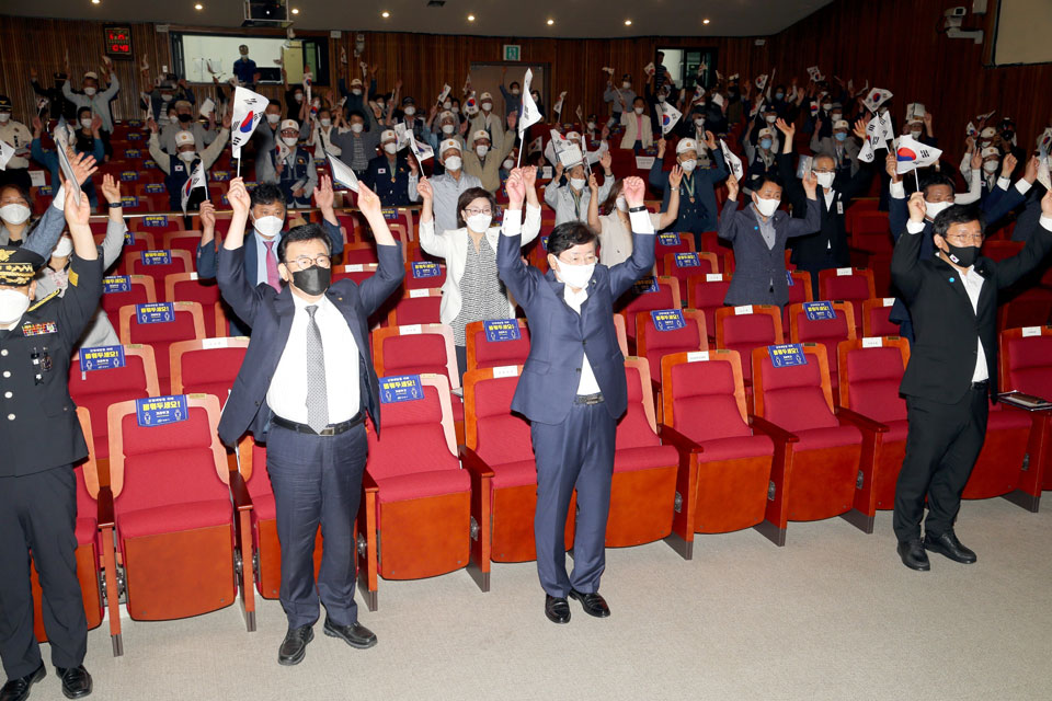 ▲ 6·25전쟁 제71주년 행사에서 만세삼창.(사진 안동시청 제공)