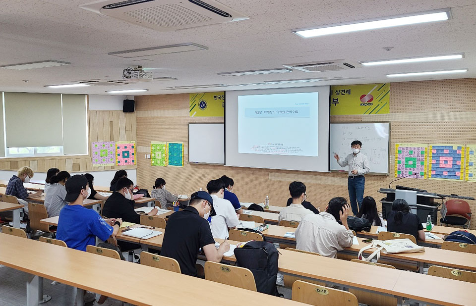 ▲ 국립안동대학교 대학일자리센터가 지난 28일 대학일자리센터 별관 세미나실에서 마케팅조사분석사 수업을 진행했다.