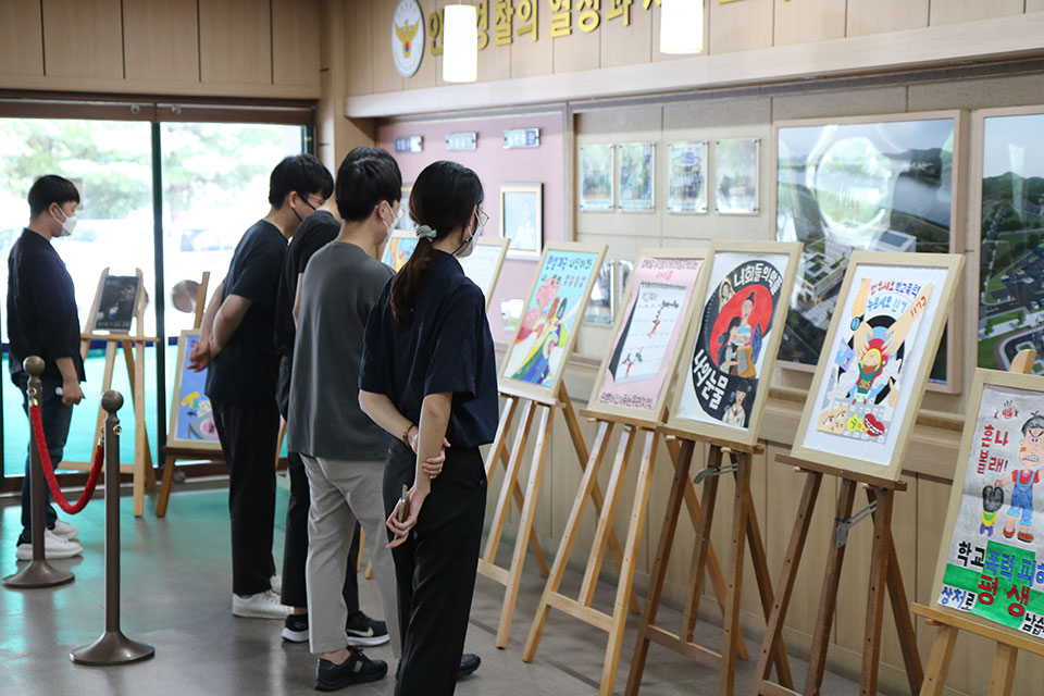 ▲안동경찰서 로비 등에서 학교폭력 예방을 주제로 학생들이 직접 작품을 창작한 포스터·사진 작품 전시회가 열리고 있다.(사진 안동경찰서 제공)2021.08.20