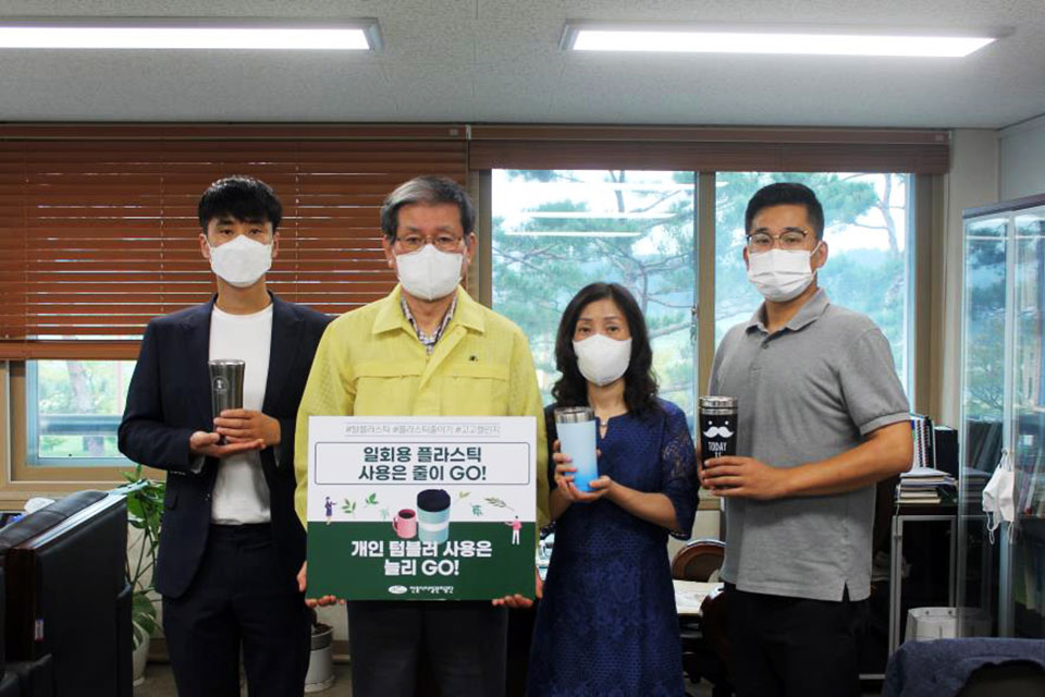 ▲안동시시설관리공단 권석순 이사장이 지난 30일 생활속 친환경 실천 운동인 '고고(GoGo) 릴레이 챌린지' 캠페인에 참여했다.(사진 안동시시설관리공단 제공) 2021.08.31