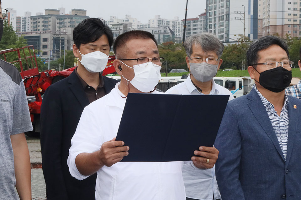 ▲굴삭기연합회 이정택 회장이 이재명 지지 선언문을 낭독했다.