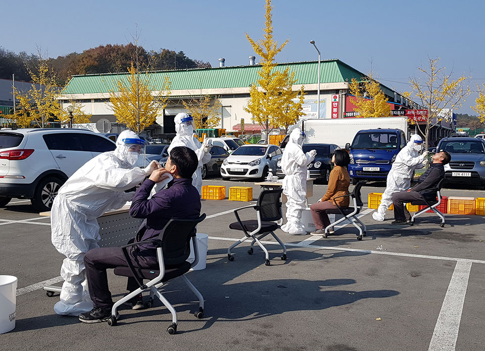 ▲4일 오전 안동시농산물도매시장에서 일을 하고 있는 외국인 노동자 5명이 코로나 19 확진 판정을 받아 상인들과 노동자 약 500명이 감염 검사하고 있다.(사진 권기상 기자. 2021.11.04)