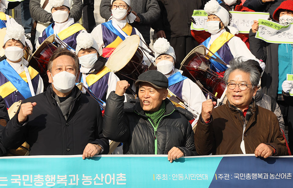 ▲(좌에서) 박진도 국민총행복전환포럼 이사장과 도올 김용옥 선생, 이재갑 안동시의회 운영위원장.