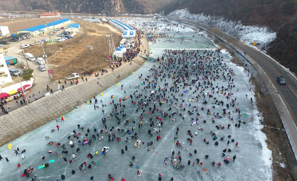 ▲ 안동 암산얼음축제 현장 전경.(사진 안동시청 제공)