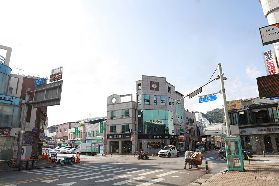 ▲예천 원도심 전선지중화사업으로 개선된 거리.(사진 예천군청 제공.2022.01.06)