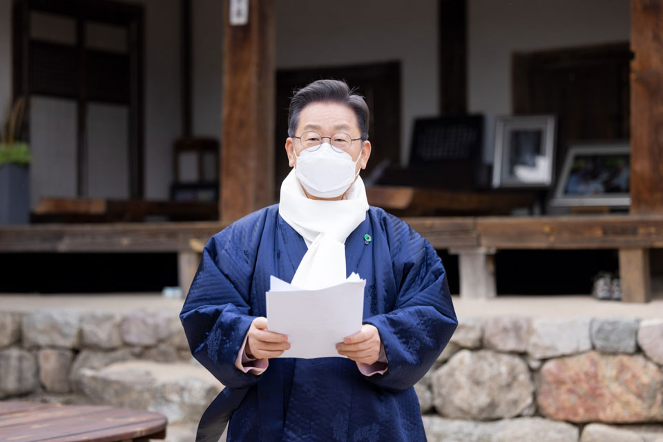 ▲1일 이재명 더불어민주당 대통령 후보가 고향인 안동을 방문해 “미래를 선도하는 첨단산업의 중심지, 경북의 재도약”을 위한 7대 공약을 발표하면서 육군사관학교를 안동으로 이전하겠다고 공약했다.(사진 더불어민주당 경북도당 제공)