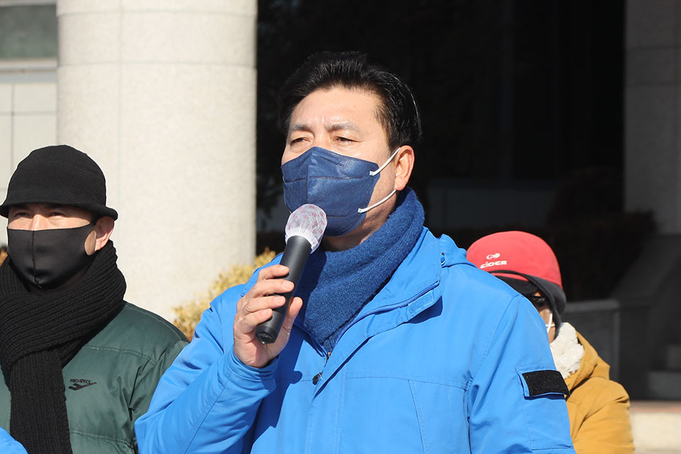 ▲더불어민주당 안동·예천 지역위원회 김위한 위원장이 "국민의힘 김형동 국회의원은 도대체 지역구가 어디인가?”라며 성명서를 발표했다.(사진 권기상 기자)