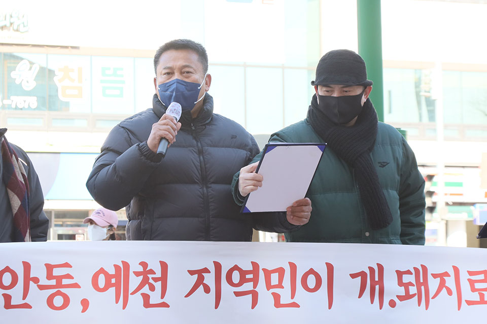 ▲시민연대 정용채 공동대표가 '김형동 의원의 대선후보 공약 비방 규탄 성명서'를 발표했다.(사진 권기상 기자)