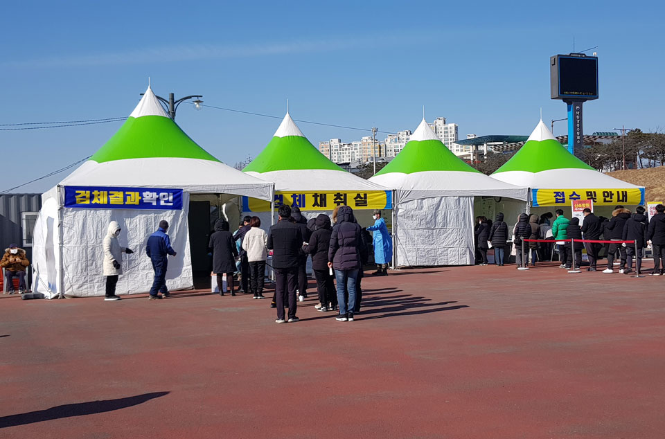 ▲안동 낙동가변에 마련된 신속항원검사소.