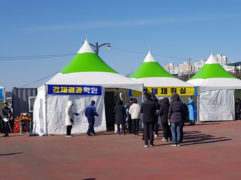 ▲안동시내 낙동강변에 마련된 신속항원검사소.(사진 권기상 기자)