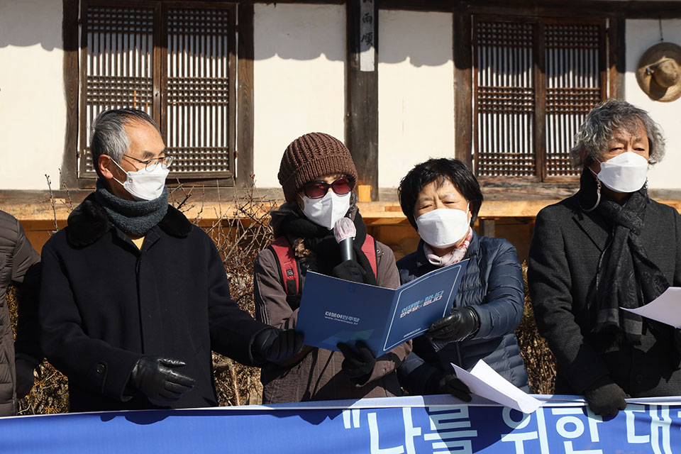 ▲ 경북의 초·중·고 퇴직 교원 146명은 지지선언문을 통해 "모든 시대적 도전 과제들을 적극적으로 풀어가기 위해 가장 시급하고 중요한 과제가 바로 교육 대전환"이라고 주장했다.(사진 권기상 기자)