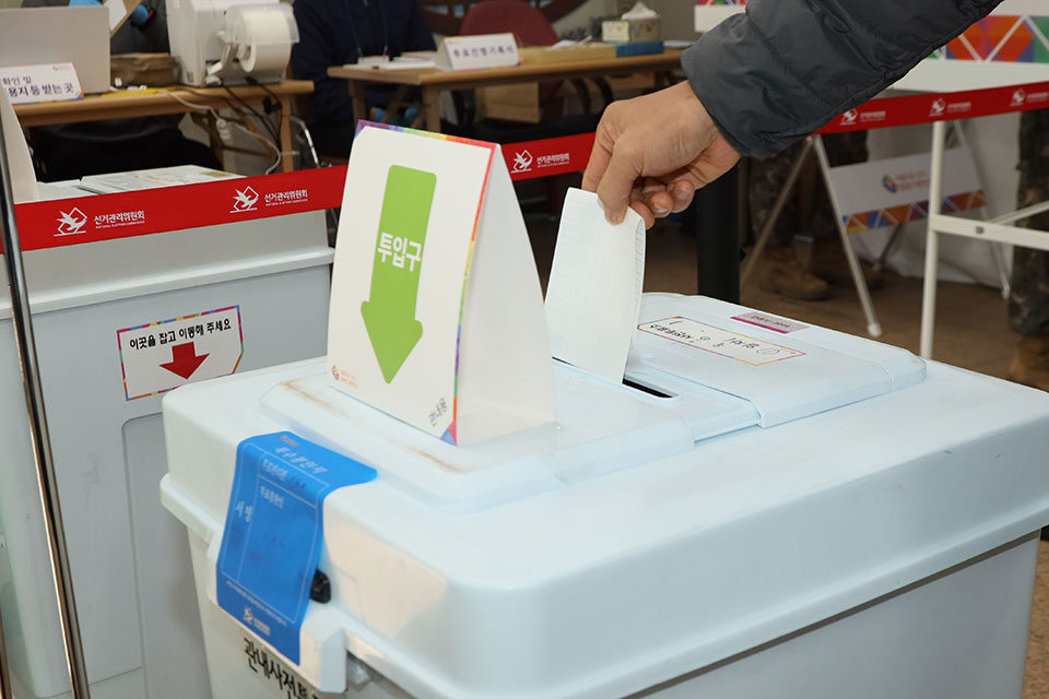 ▲안동시 옥동주민센터에 마련된 사전투표소에서 한 유권자가 투표하고 있다.(사진 권기상 기자)