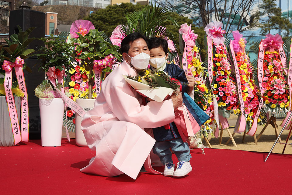 ▲원장 취임 축하 꽃다발 증정.