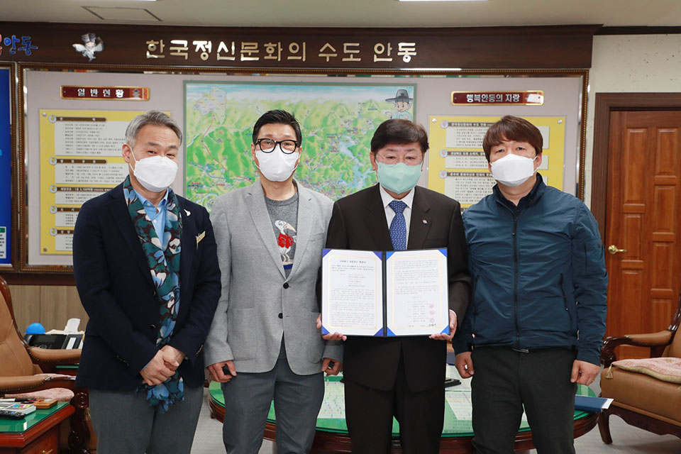 ▲ 오는 21일부터 본격 시행되는 안동시 시내버스노선 전면개편에 따른 운행을 위해 안동시내버스 3사가 공동운수협정 조인식을 가졌다.(사진 안동시청 제공)