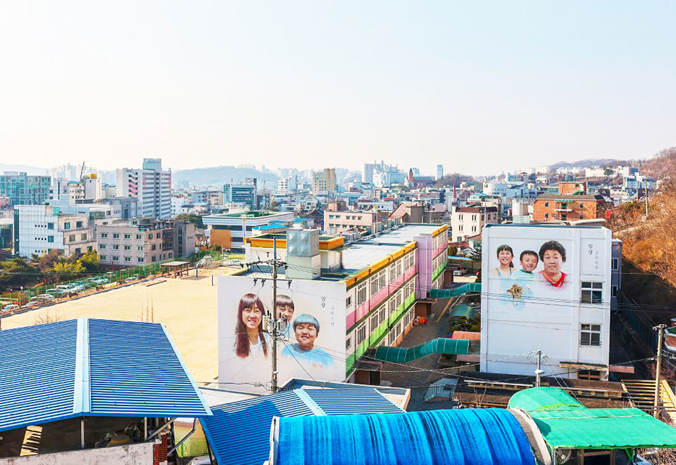 ▲안동 동부초등학교 가족벽화.