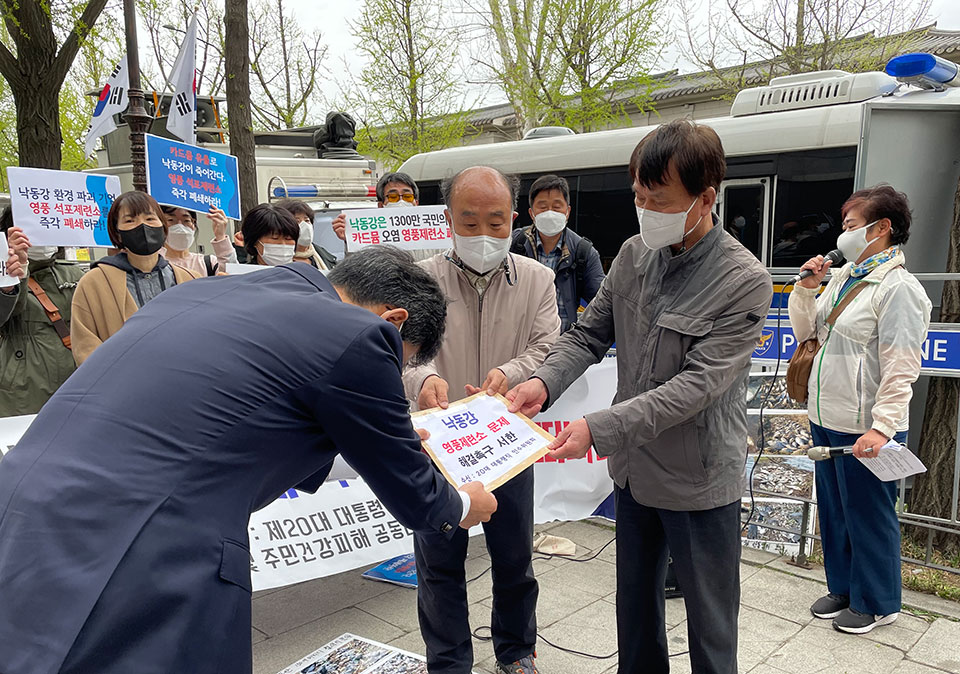 ▲안동환경운동연합 김수동 공동대표가 인수위 관계자에게 '낙동강 영풍제련소 문제 해결 촉구 서한'을 전달했다.