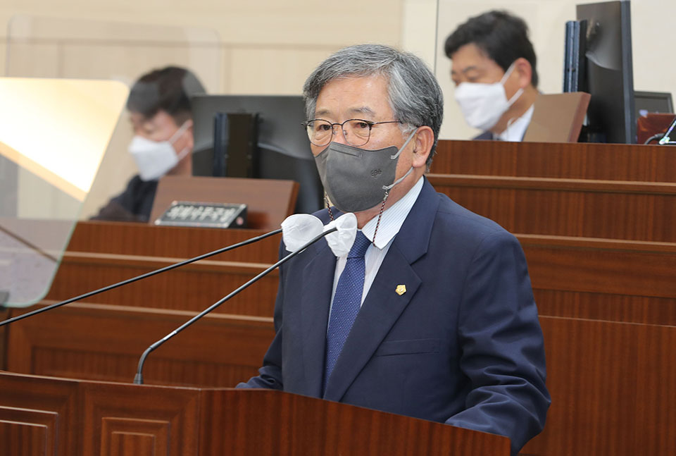 ▲ ‘꿀벌산업 활성화 중장기 대책 수립 촉구 건의문을 낭독한 이재갑 의원.(사진 안동시의회 제공)2022.04.22